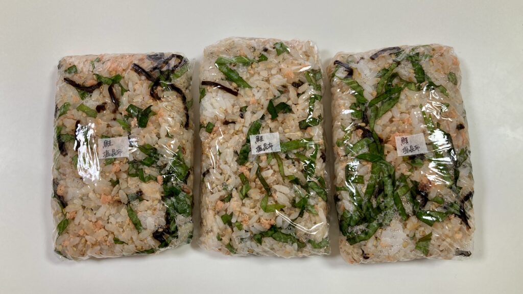 鮭と塩昆布と大葉のおにぎり