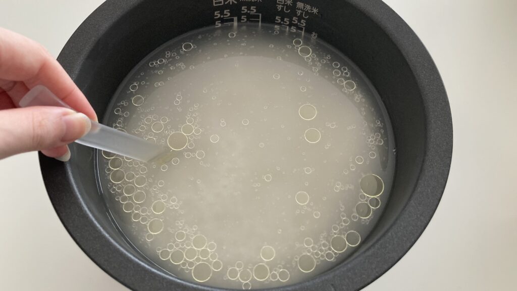お米と調味調を混ぜる