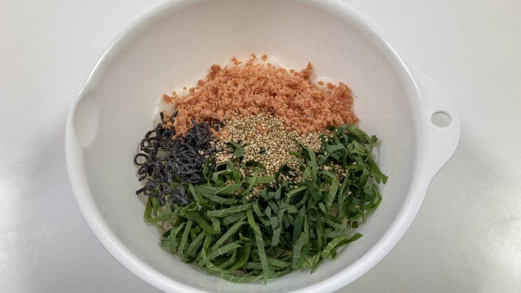 鮭と塩昆布と大葉のおにぎりを混ぜる前