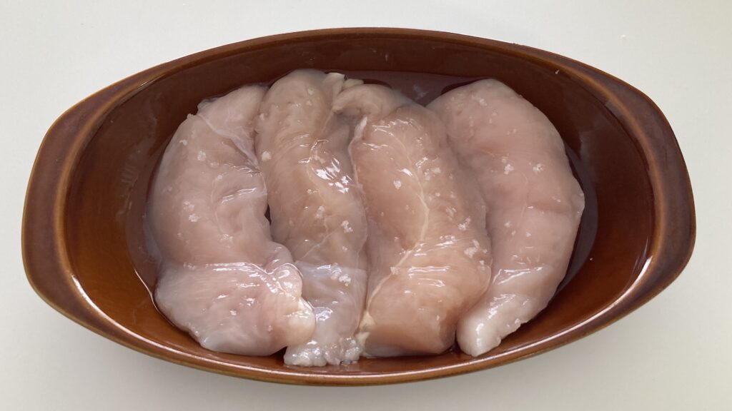 酒と塩を振った鶏ささみ